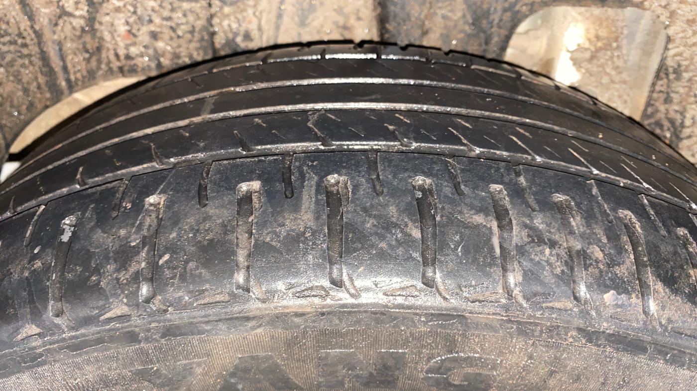 2020 Mahindra XUV300 W8 (O) 1.2 PETROL, Petrol, Manual, 91,363 km, Right Rear Tyre Tread