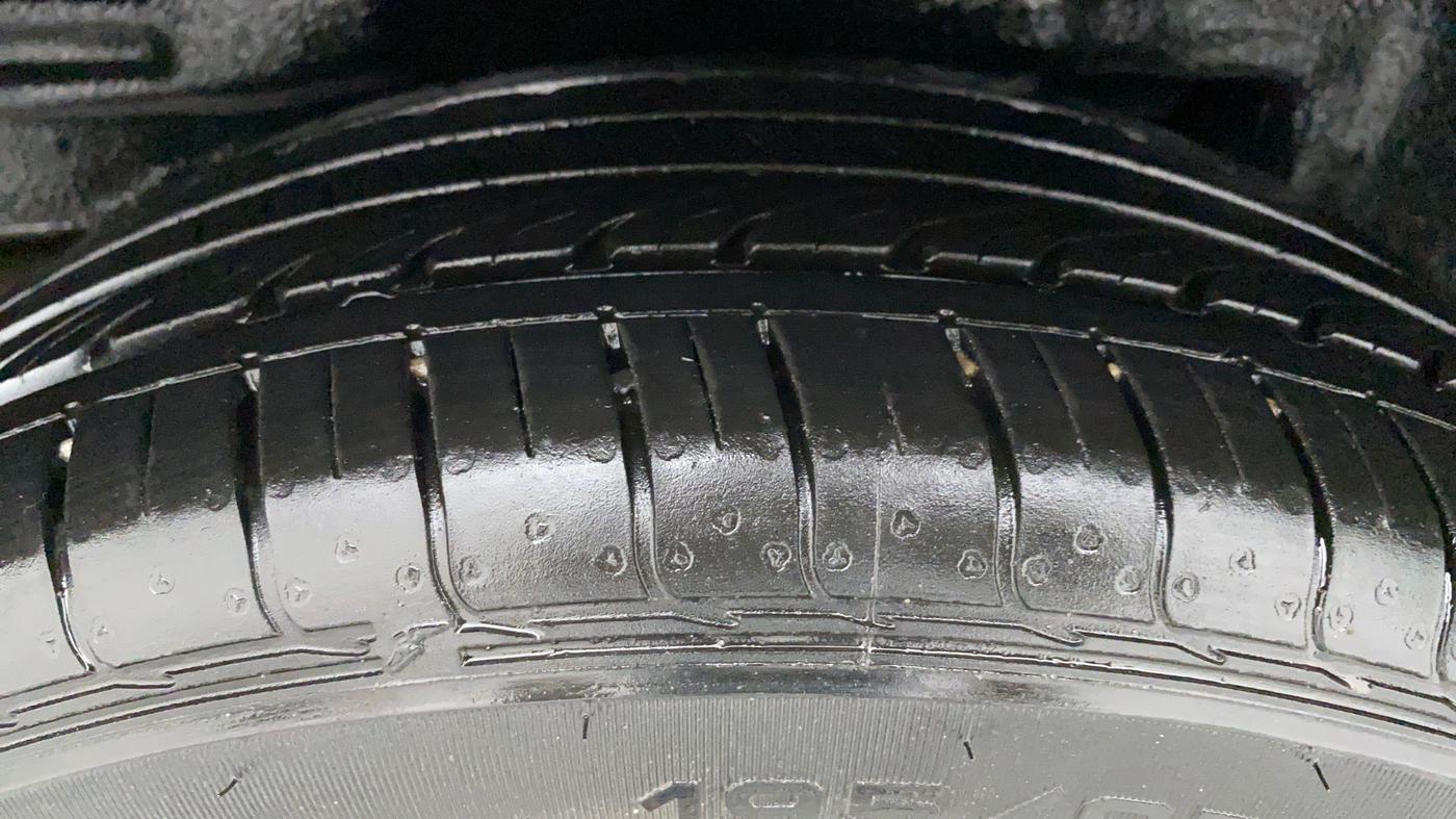 2016 Toyota Corolla Altis G AT, Petrol, Automatic, 90,886 km, Right Rear Tyre Tread