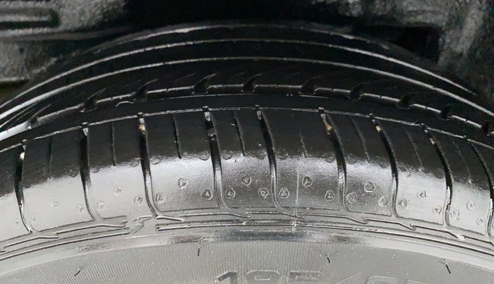 2016 Toyota Corolla Altis G AT, Petrol, Automatic, 90,886 km, Right Rear Tyre Tread