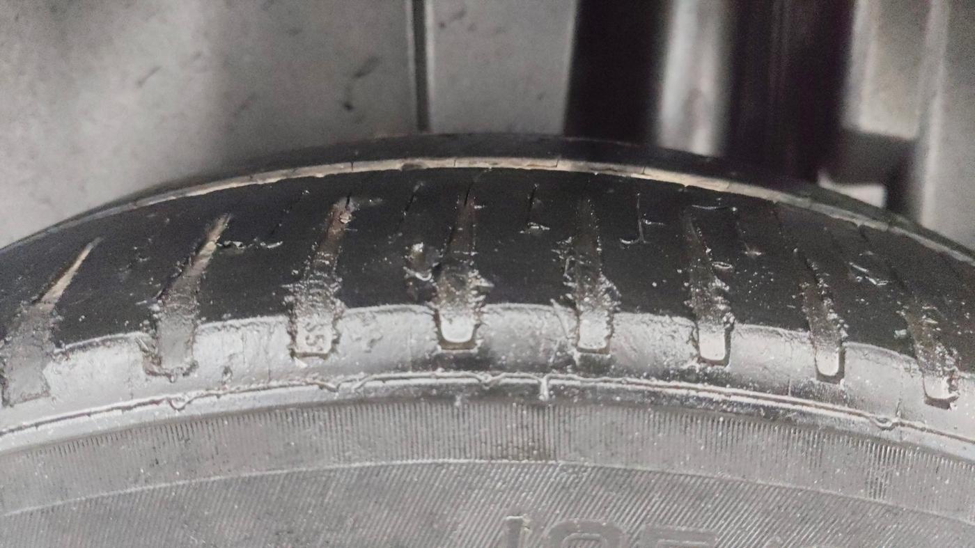 2014 Maruti Swift ZXI, Petrol, Manual, 57,910 km, Left Rear Tyre Tread