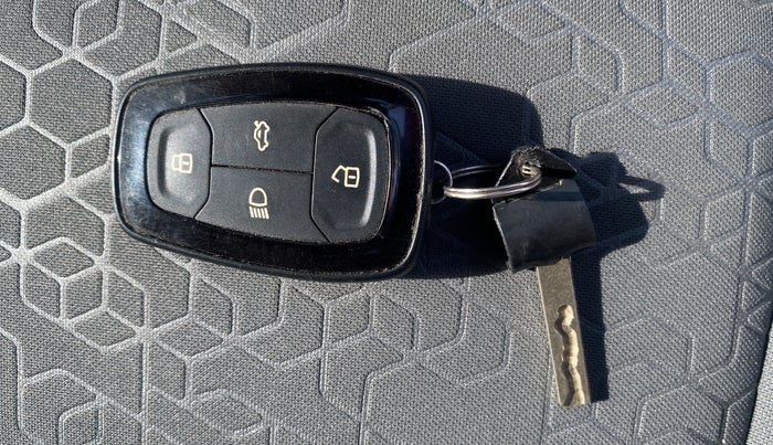 2020 Tata ALTROZ XZ PETROL, Petrol, Manual, 78,334 km, Key Close Up