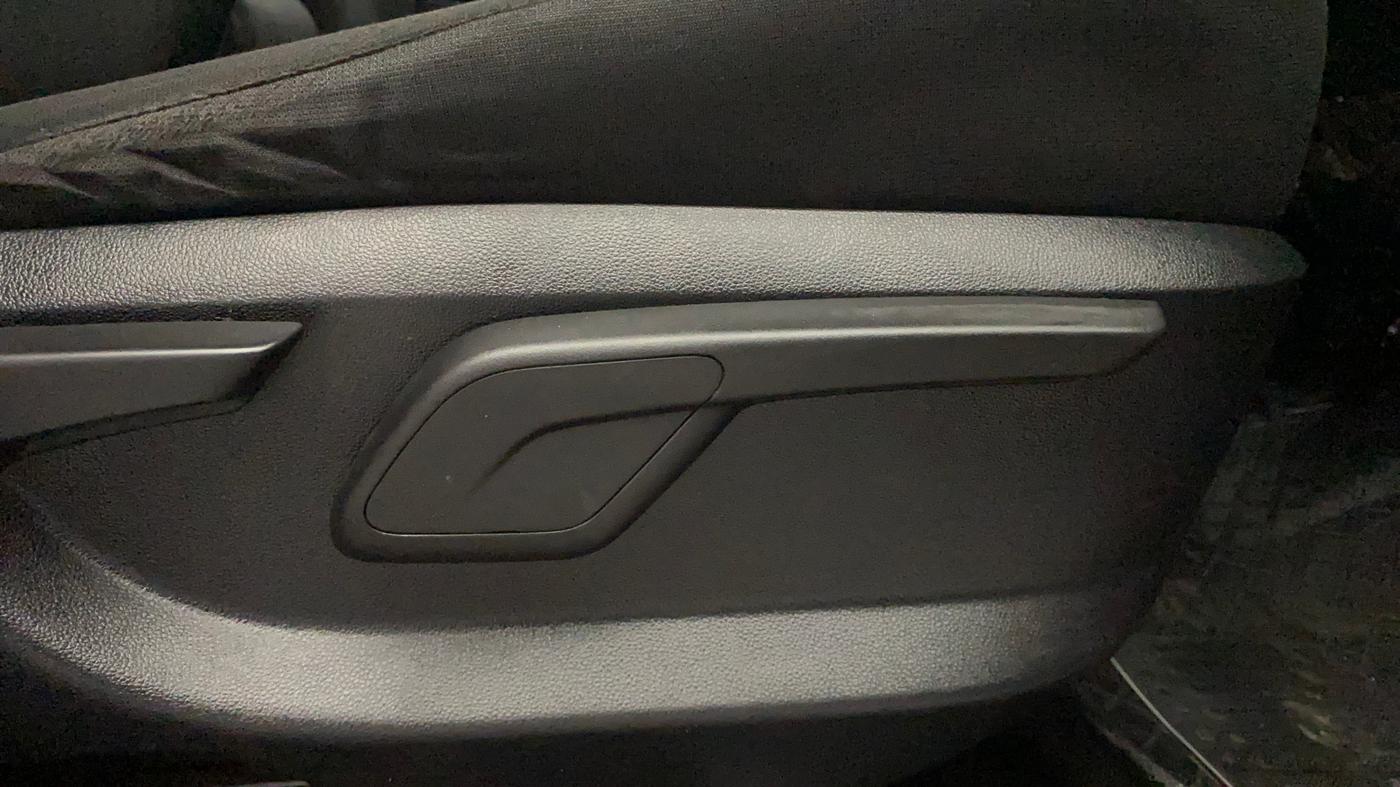 2017 Mahindra KUV 100 NXT K8 P 6 STR DUAL TONE, Petrol, Manual, 40,743 km, Driver Side Adjustment Panel