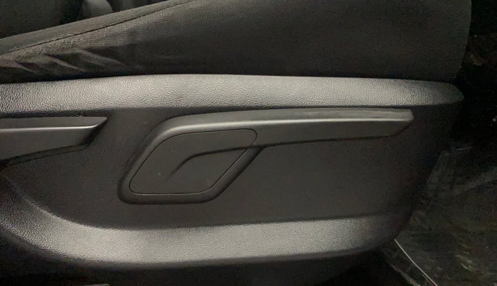 2017 Mahindra KUV 100 NXT K8 P 6 STR DUAL TONE, Petrol, Manual, 40,703 km, Driver Side Adjustment Panel