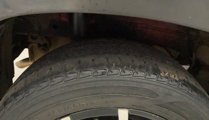 2017 Mahindra KUV 100 NXT K8 P 6 STR DUAL TONE, Petrol, Manual, 40,703 km, Right Rear Tyre Tread