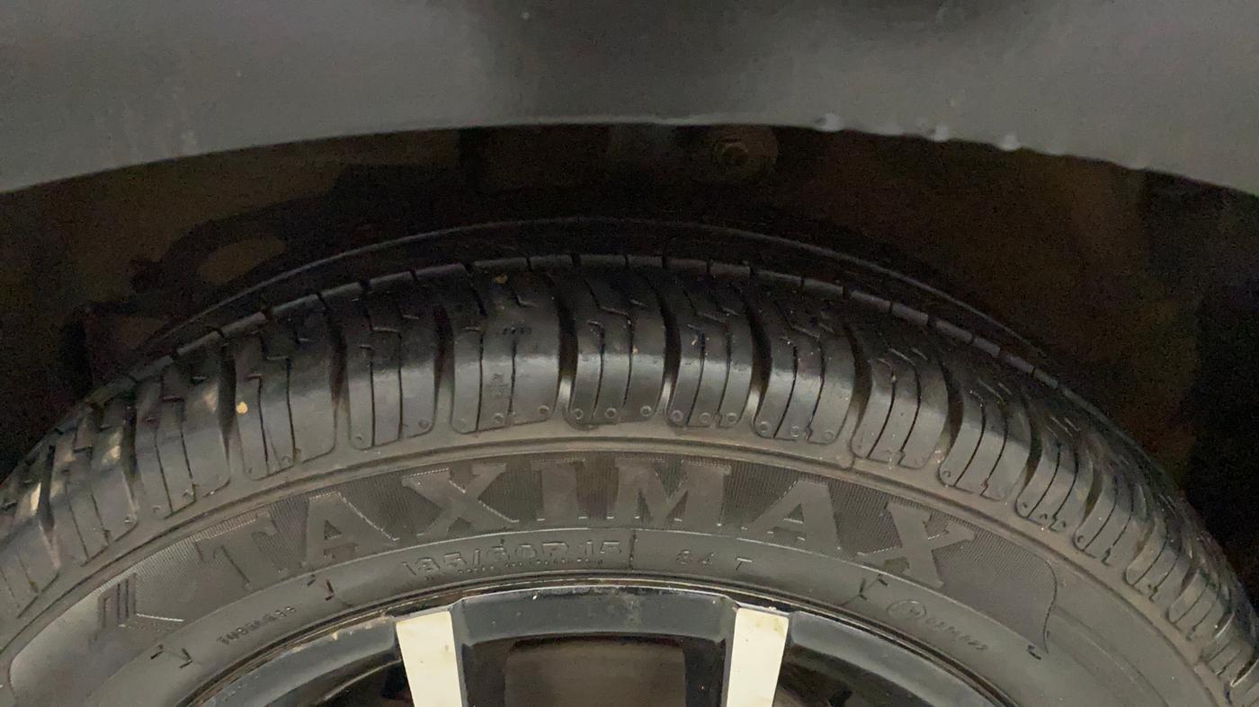 2017 Mahindra KUV 100 NXT K8 P 6 STR DUAL TONE, Petrol, Manual, 40,743 km, Left Front Tyre Tread