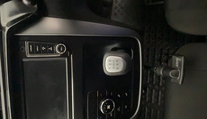 2017 Mahindra KUV 100 NXT K8 P 6 STR DUAL TONE, Petrol, Manual, 40,703 km, Gear Lever