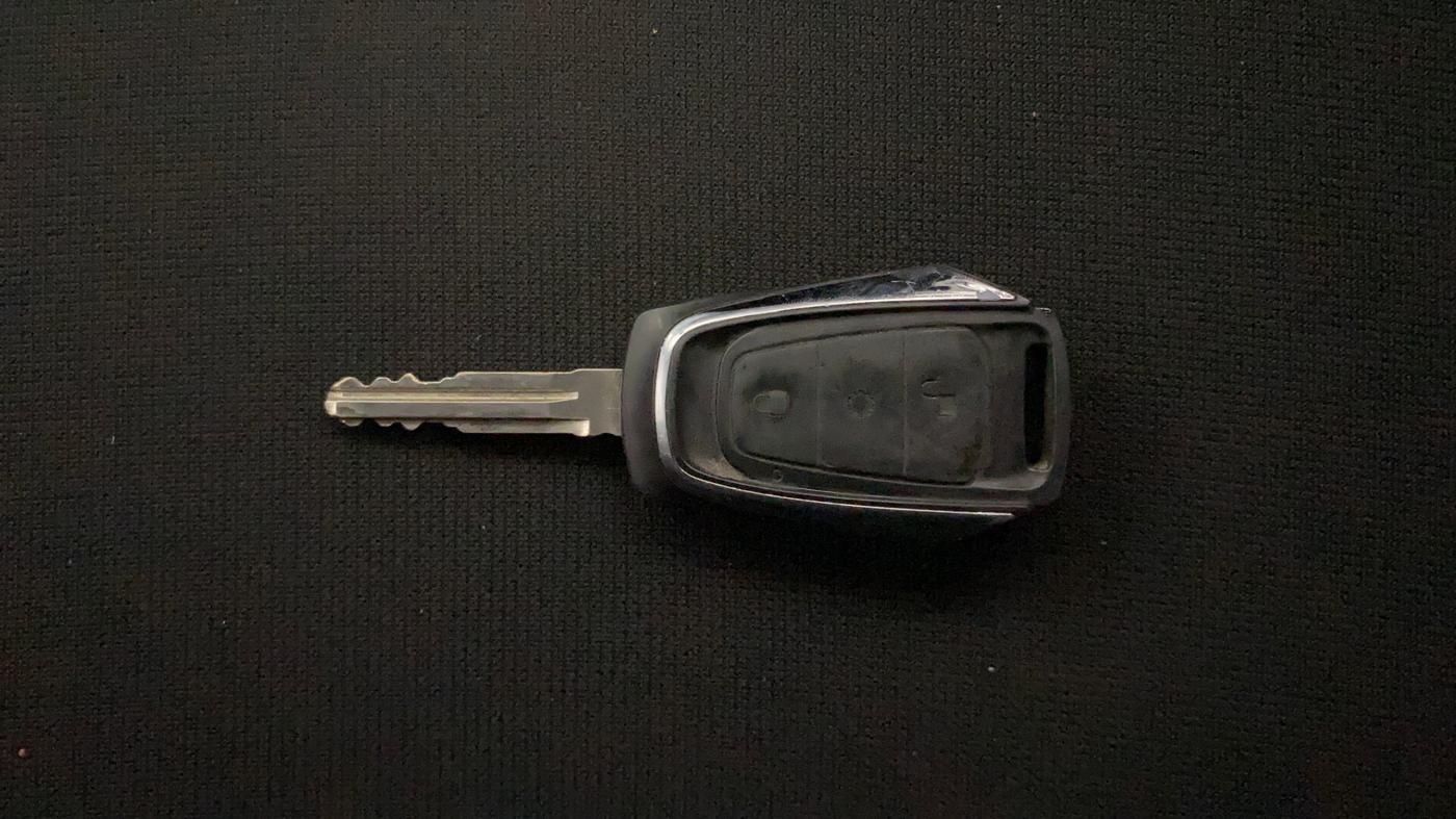 2017 Mahindra KUV 100 NXT K8 P 6 STR DUAL TONE, Petrol, Manual, 40,743 km, Key Close Up