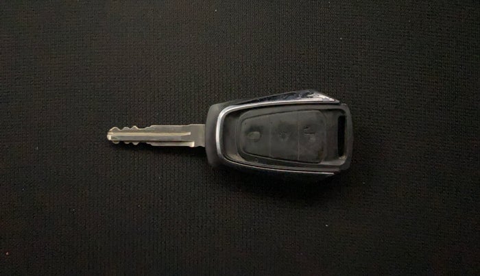 2017 Mahindra KUV 100 NXT K8 P 6 STR DUAL TONE, Petrol, Manual, 40,703 km, Key Close Up