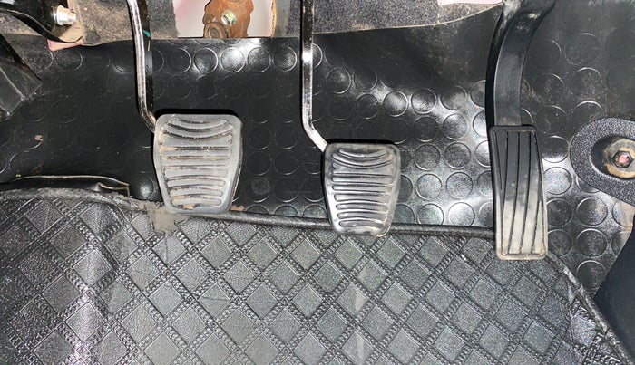 2017 Mahindra KUV 100 NXT K8 P 6 STR DUAL TONE, Petrol, Manual, 40,703 km, Pedals