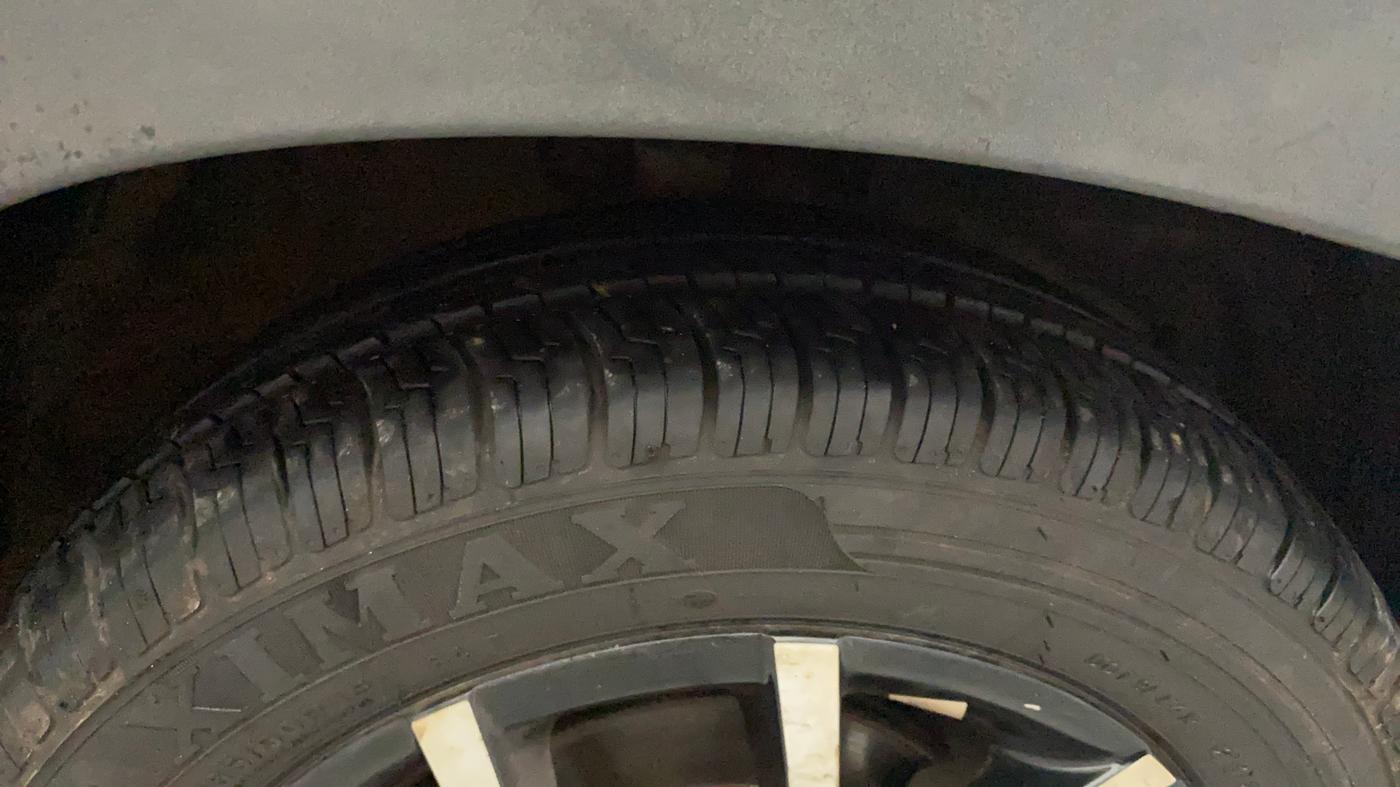 2017 Mahindra KUV 100 NXT K8 P 6 STR DUAL TONE, Petrol, Manual, 40,743 km, Right Front Tyre Tread