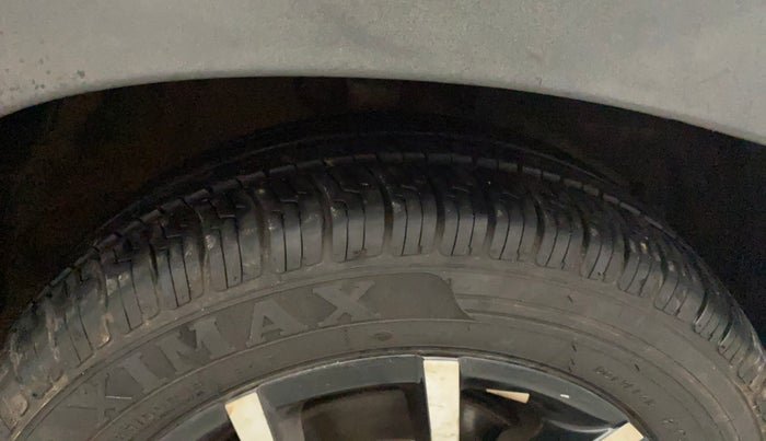 2017 Mahindra KUV 100 NXT K8 P 6 STR DUAL TONE, Petrol, Manual, 40,703 km, Right Front Tyre Tread