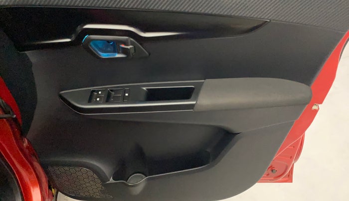 2017 Mahindra KUV 100 NXT K8 P 6 STR DUAL TONE, Petrol, Manual, 40,703 km, Driver Side Door Panels Control