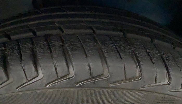 2010 Maruti A Star VXI, Petrol, Manual, 70,875 km, Right Front Tyre Tread