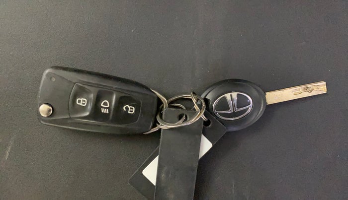 2021 Tata NEXON XM SUNROOF PETROL, Petrol, Manual, 45,192 km, Key Close Up