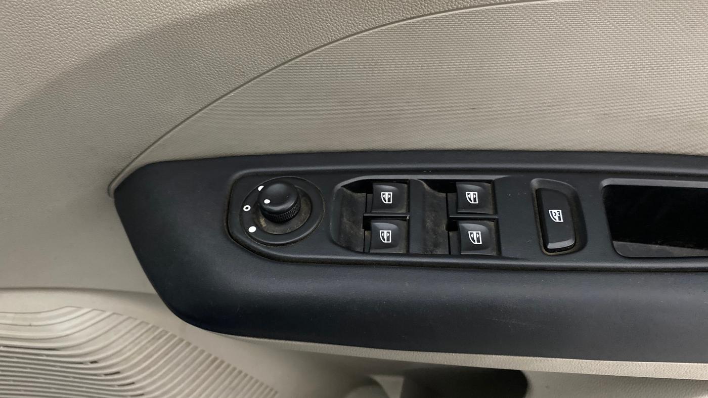 2019 Renault TRIBER RXT, Petrol, Manual, 49,880 km, Driver Side Door Panels Control