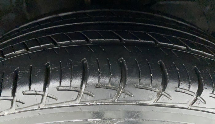 2017 Maruti Baleno DELTA PETROL 1.2, Petrol, Manual, 39,860 km, Right Front Tyre Tread