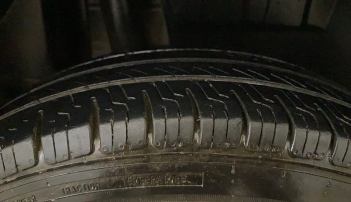 2017 Maruti Dzire LXI, CNG, Manual, 78,941 km, Right Rear Tyre Tread