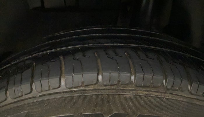 2017 Maruti Dzire LXI, CNG, Manual, 78,941 km, Left Rear Tyre Tread