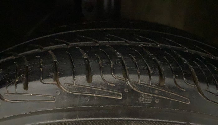 2017 Maruti Dzire LXI, CNG, Manual, 78,941 km, Left Front Tyre Tread