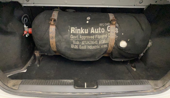 2017 Maruti Dzire LXI, CNG, Manual, 78,941 km, Boot Inside