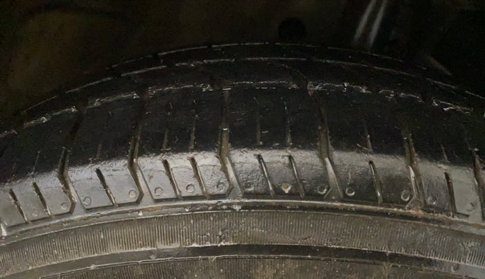 2017 Maruti Dzire LXI, CNG, Manual, 78,941 km, Right Front Tyre Tread