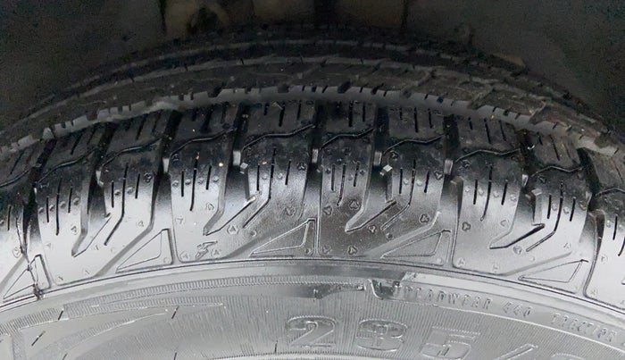 2018 Mahindra XUV500 W7 FWD, Diesel, Manual, 39,584 km, Right Front Tyre Tread