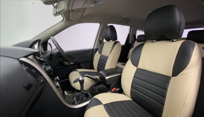 2018 Mahindra XUV500 W7 FWD, Diesel, Manual, 39,584 km, Right Side Front Door Cabin View