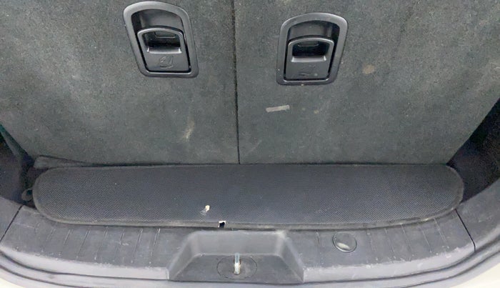 2018 Mahindra XUV500 W7 FWD, Diesel, Manual, 39,584 km, Boot Inside View