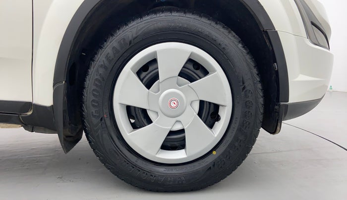 2018 Mahindra XUV500 W7 FWD, Diesel, Manual, 39,584 km, Right Front Wheel