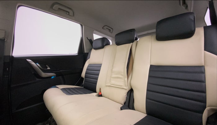 2018 Mahindra XUV500 W7 FWD, Diesel, Manual, 39,584 km, Right Side Rear Door Cabin View