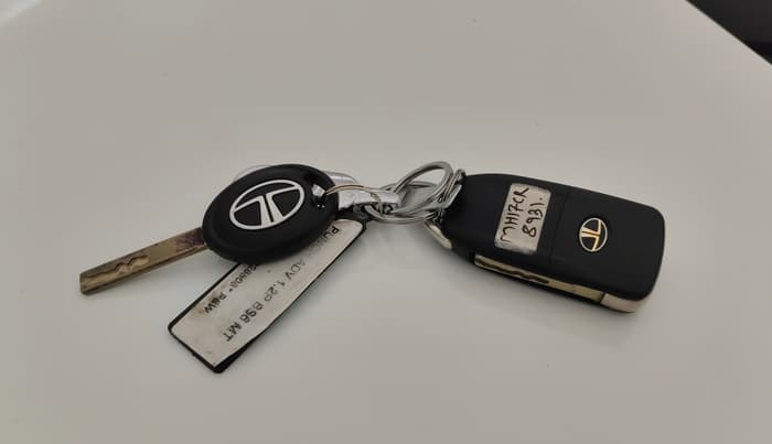 2022 Tata PUNCH CREATIVE  MT, Petrol, Manual, 33,391 km, Key Close Up