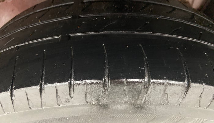 2015 Fiat Punto EVO EMOTION 1.3 MULTIJET, Diesel, Manual, 1,12,267 km, Right Front Tyre Tread