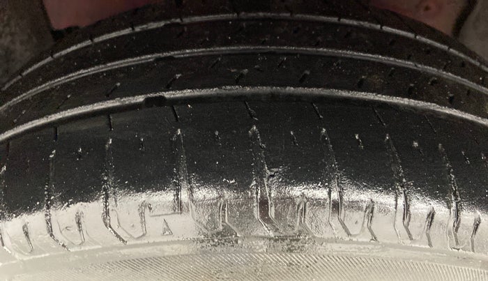 2015 Fiat Punto EVO EMOTION 1.3 MULTIJET, Diesel, Manual, 1,12,267 km, Left Front Tyre Tread