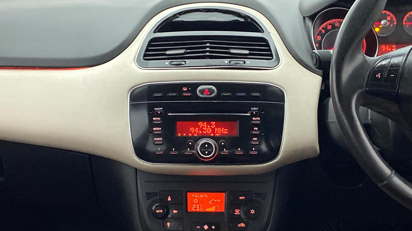 2015 Fiat Punto EVO EMOTION 1.3 MULTIJET, Diesel, Manual, 1,12,267 km, Air Conditioner