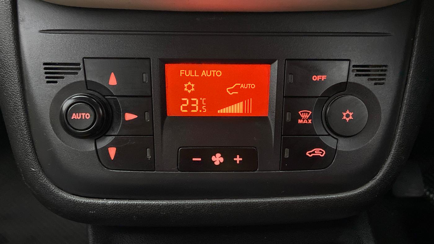 2015 Fiat Punto EVO EMOTION 1.3 MULTIJET, Diesel, Manual, 1,12,267 km, Automatic Climate Control
