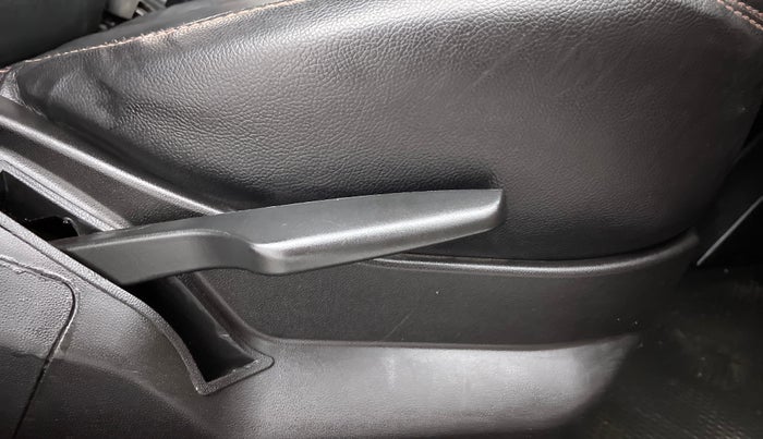 2015 Fiat Punto EVO EMOTION 1.3 MULTIJET, Diesel, Manual, 1,12,267 km, Driver Side Adjustment Panel