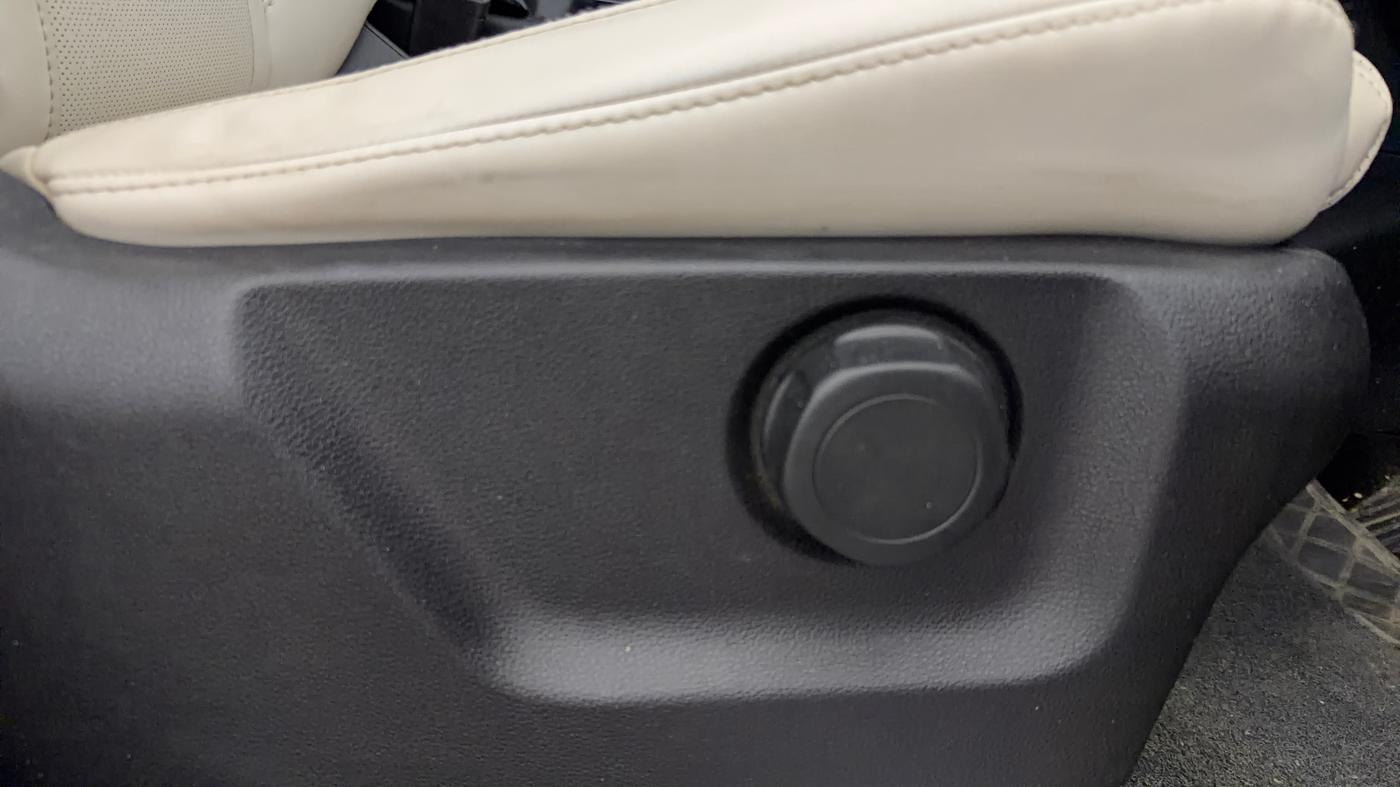 2022 Mahindra XUV700 AX 7 P AT 7 STR, Petrol, Automatic, 79,799 km, Driver Side Adjustment Panel