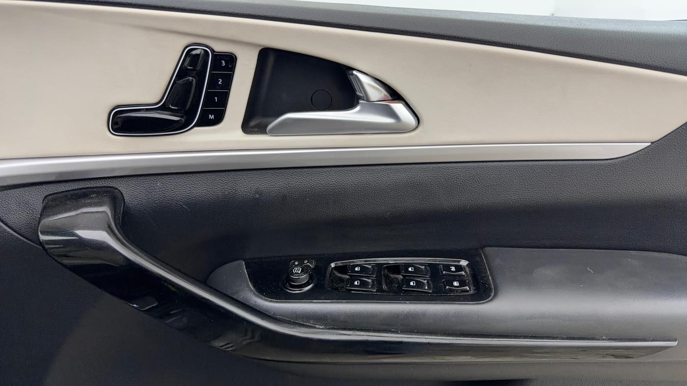 2022 Mahindra XUV700 AX 7 P AT 7 STR, Petrol, Automatic, 79,799 km, Driver Side Door Panels Control