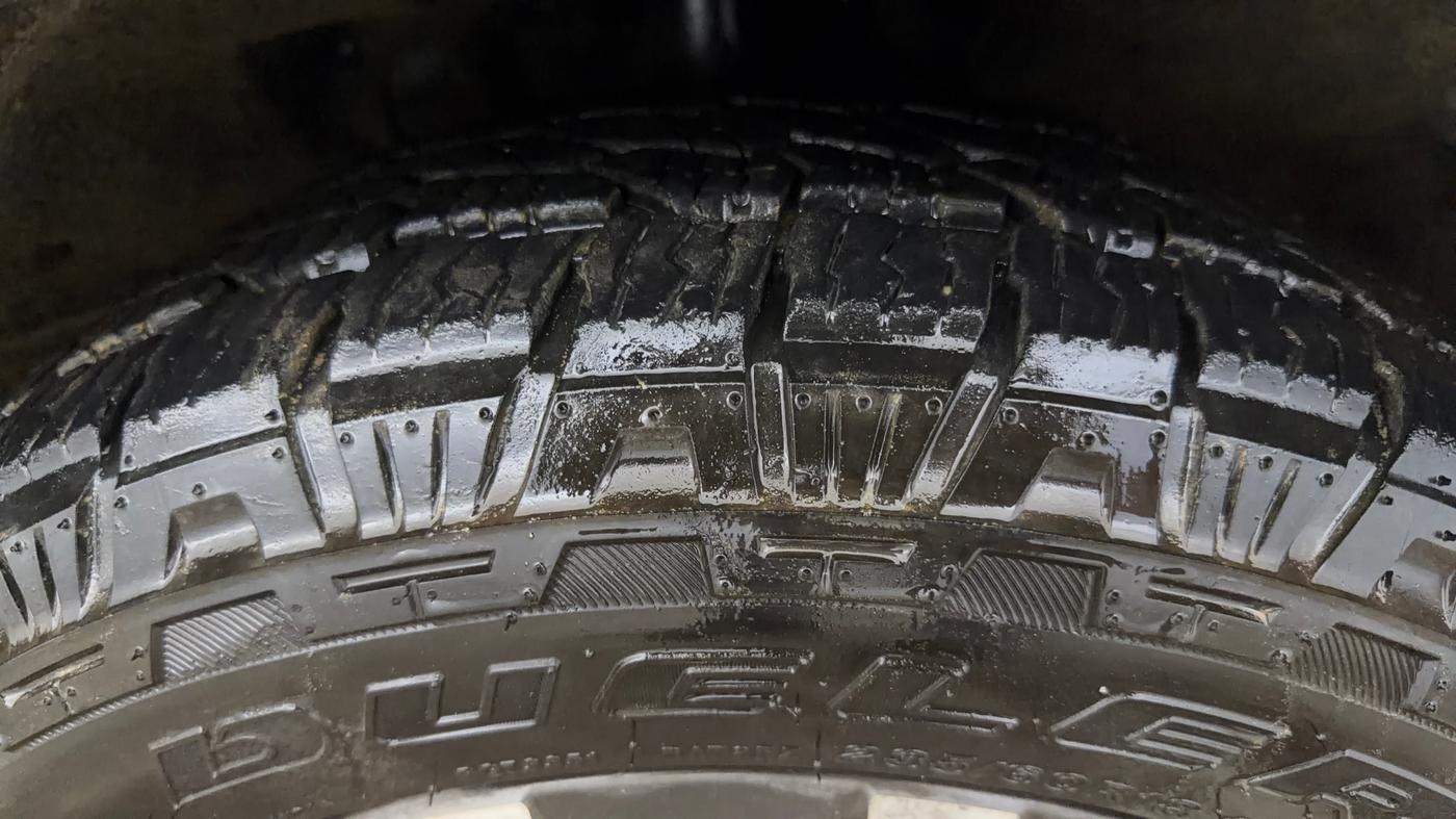 2022 Mahindra XUV700 AX 7 P AT 7 STR, Petrol, Automatic, 79,799 km, Right Front Tyre Tread