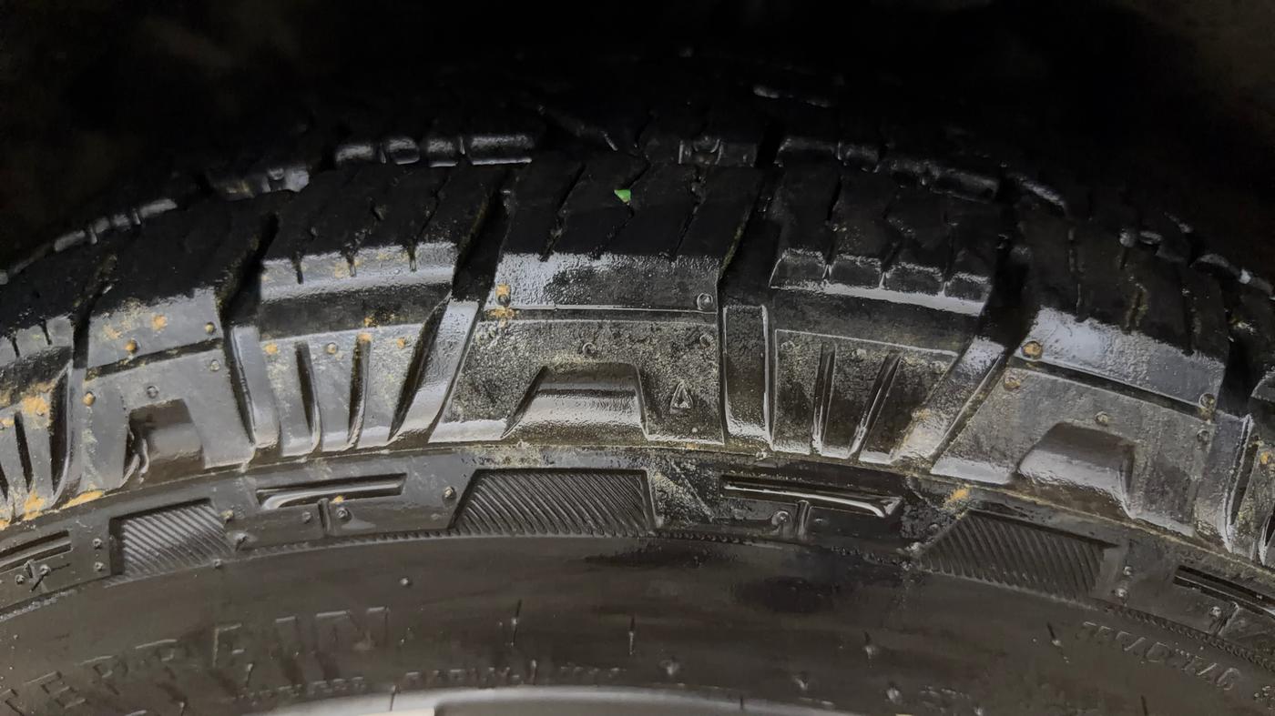2022 Mahindra XUV700 AX 7 P AT 7 STR, Petrol, Automatic, 79,799 km, Left Front Tyre Tread