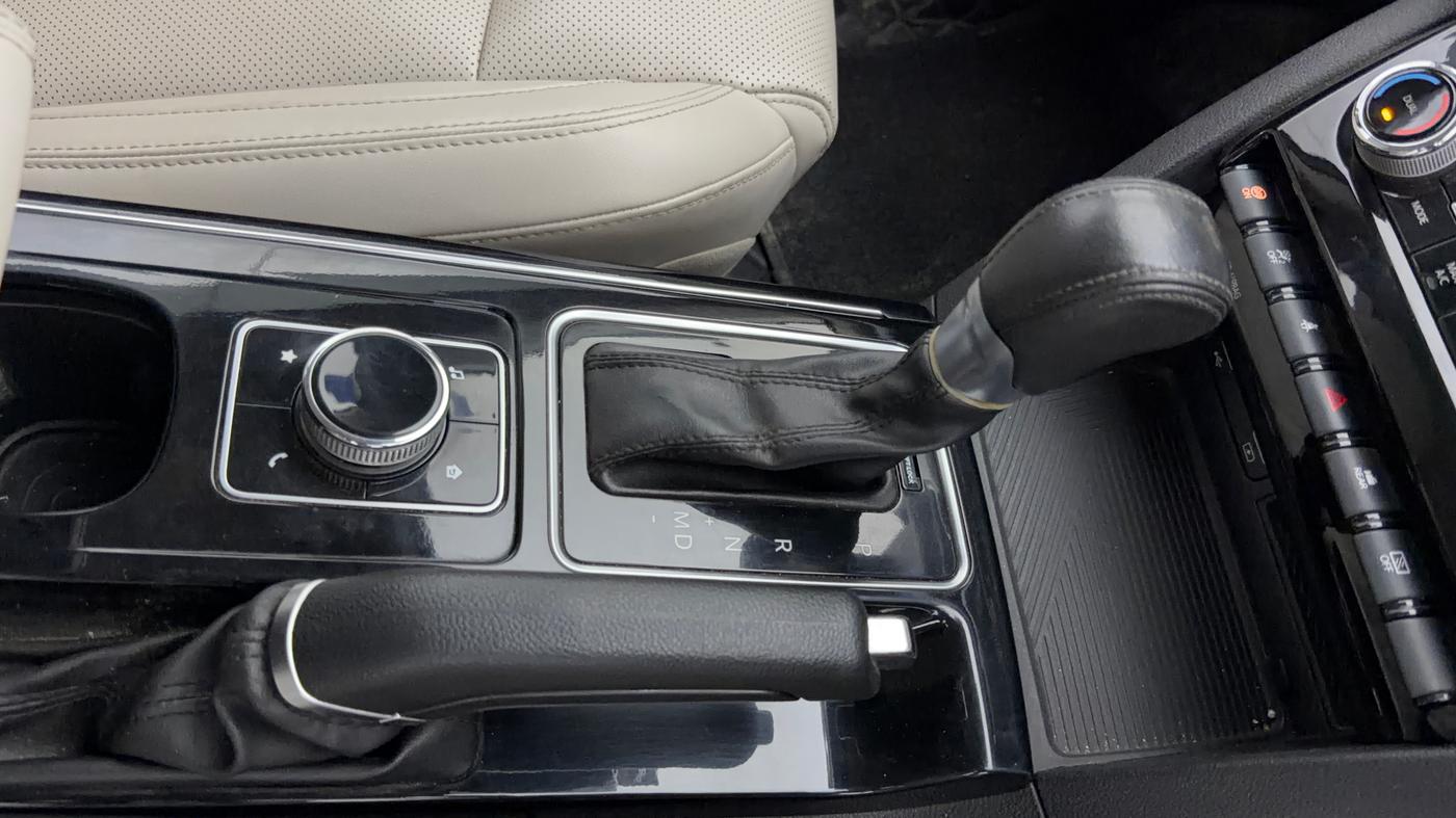 2022 Mahindra XUV700 AX 7 P AT 7 STR, Petrol, Automatic, 79,799 km, Gear Lever