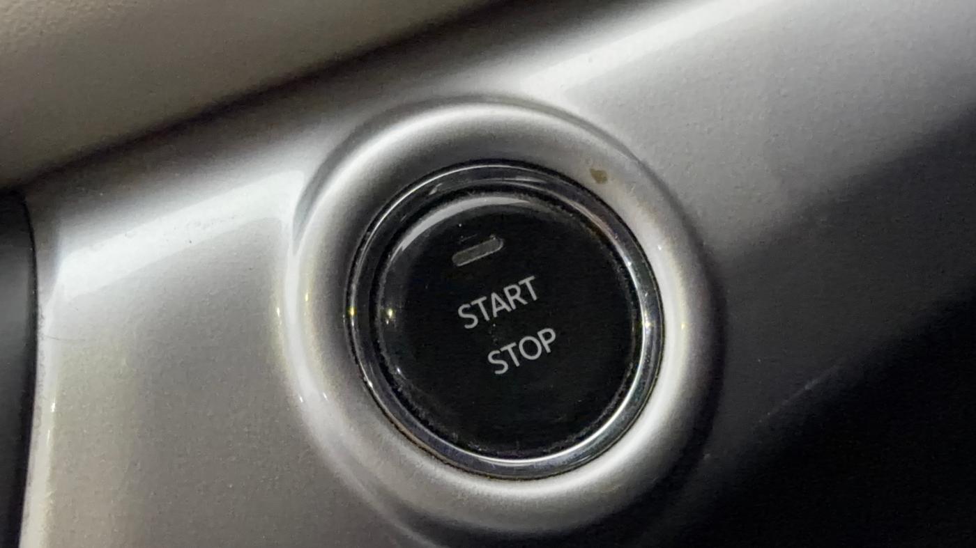 2022 Mahindra XUV700 AX 7 P AT 7 STR, Petrol, Automatic, 79,799 km, Keyless Start/ Stop Button