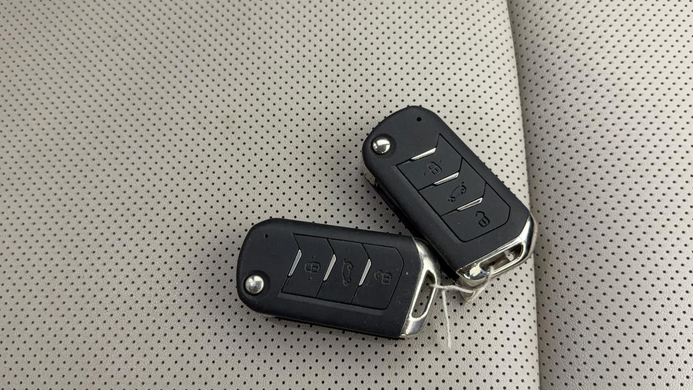 2022 Mahindra XUV700 AX 7 P AT 7 STR, Petrol, Automatic, 79,799 km, Key Close Up