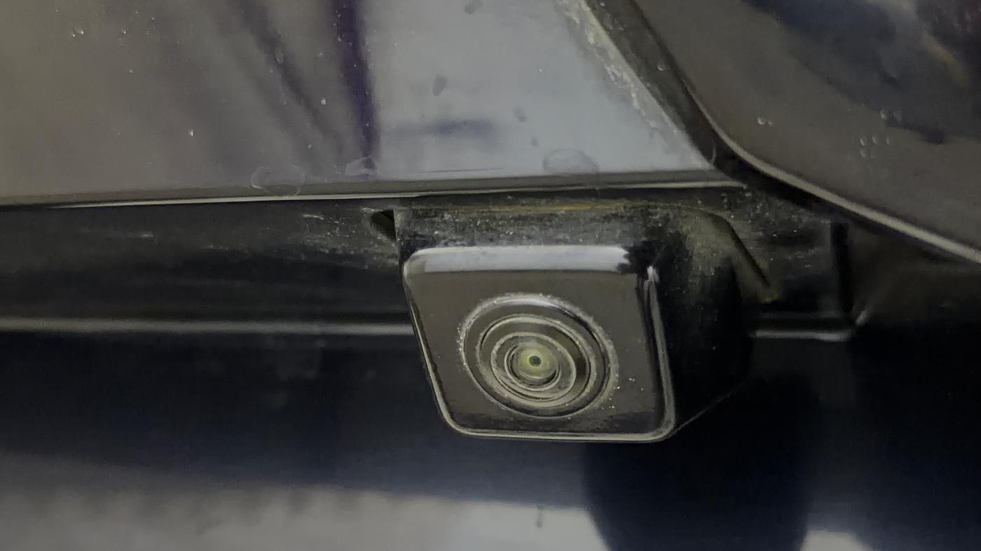 2022 Mahindra XUV700 AX 7 P AT 7 STR, Petrol, Automatic, 79,799 km, Parking Camera