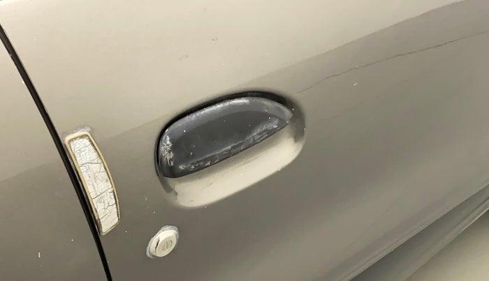2016 Renault Kwid RXT 0.8 (O), Petrol, Manual, 90,523 km, Driver-side door - Chrome on handle has slight discoularation