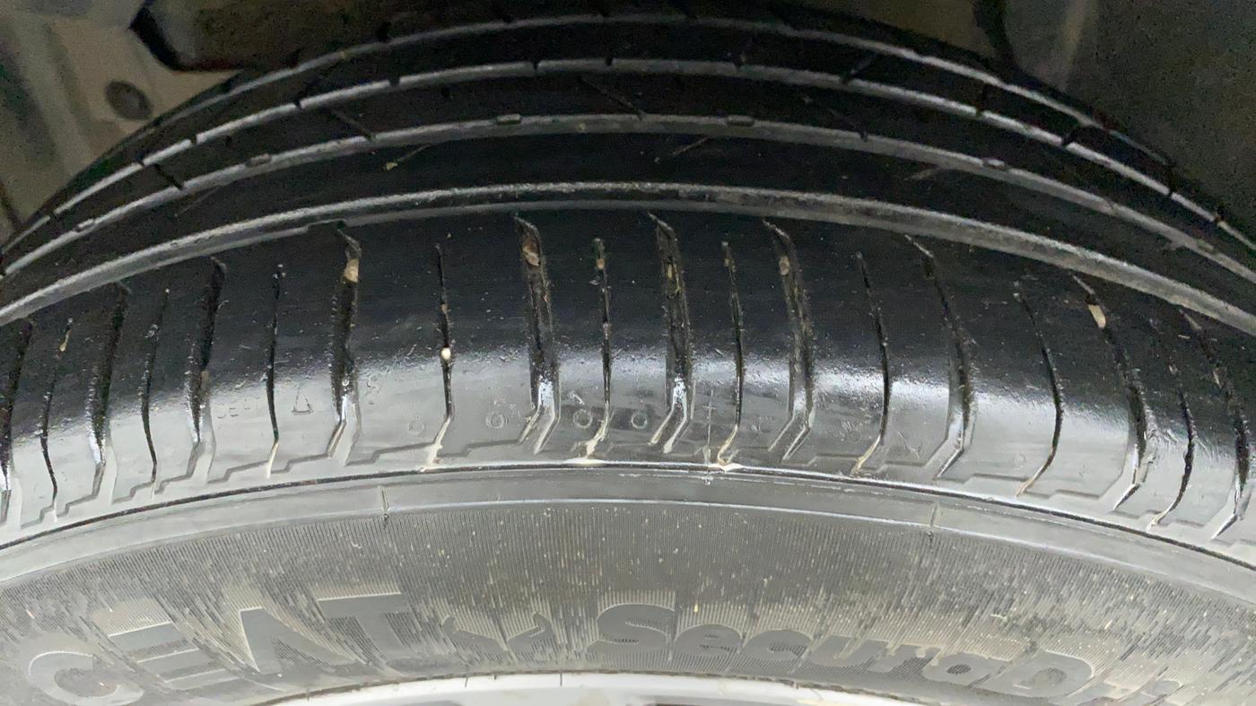 2017 Maruti Vitara Brezza ZDI, Diesel, Manual, 94,876 km, Left Front Tyre Tread