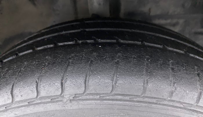 2013 Toyota Etios G, Petrol, Manual, 75,626 km, Right Front Tyre Tread