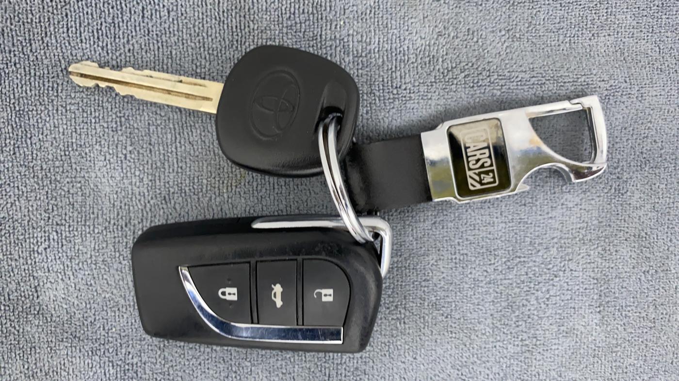 2021 Toyota YARIS J MT, Petrol, Manual, 8,584 km, Key Close Up