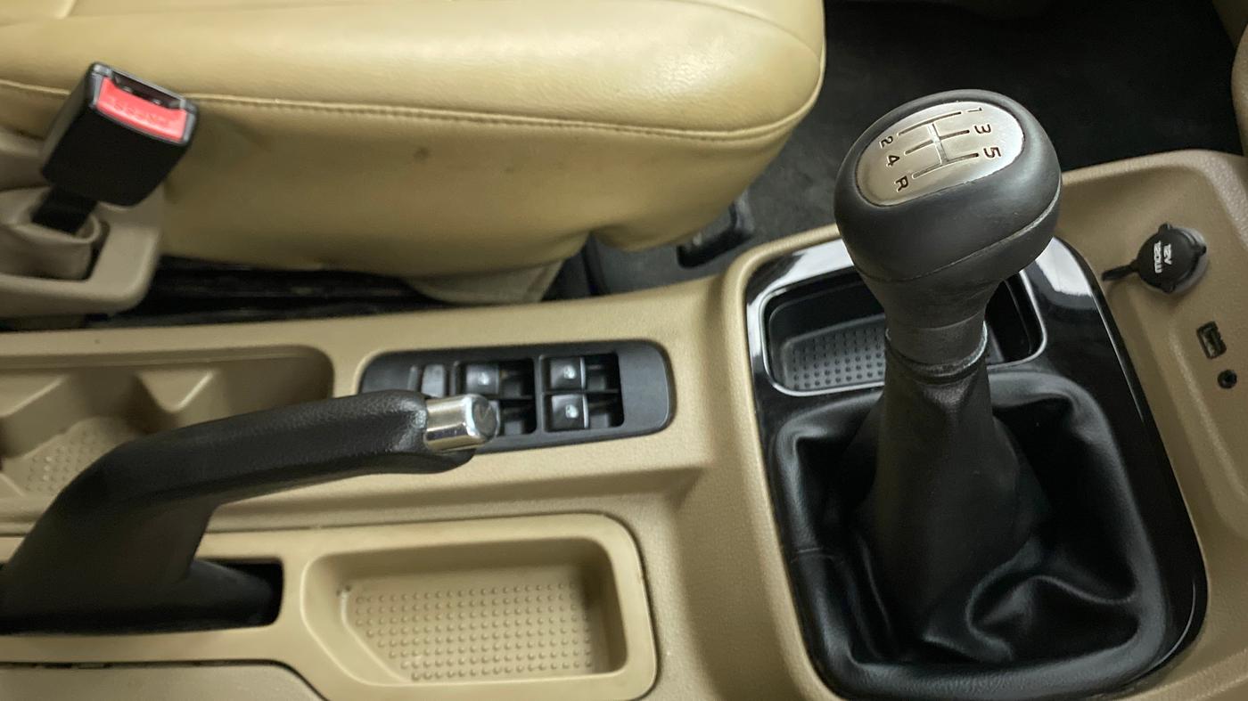 2016 Mahindra TUV300 T8, Diesel, Manual, 59,209 km, Gear Lever