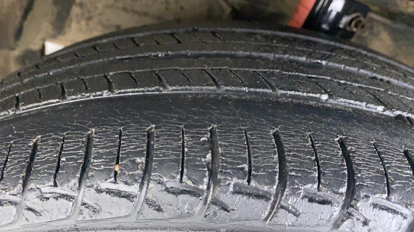 2016 Maruti Ciaz VXI PLUS, CNG, Manual, 83,441 km, Left Front Tyre Tread